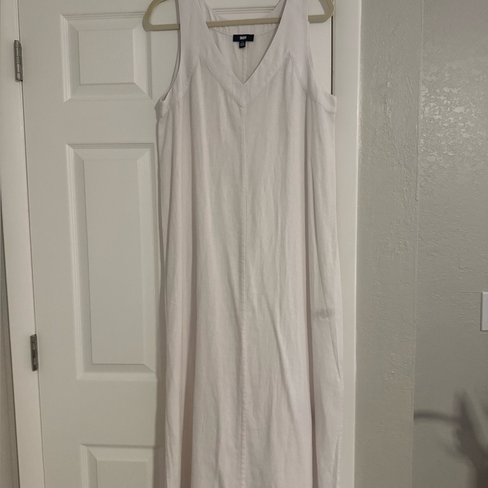 Elegant White Sleeveless Dress